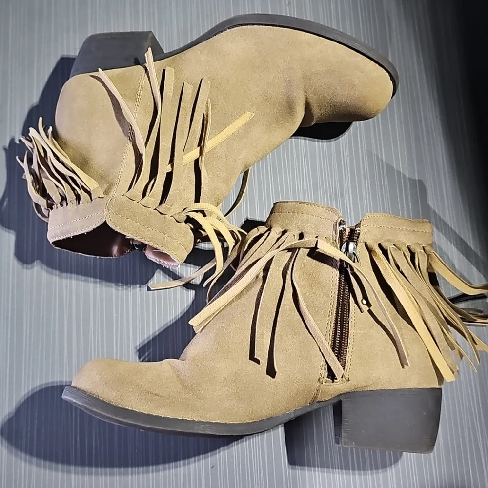 Bare Traps Missy Tan Suede Ankle Boots Fringe Girls Size‎ 3.5 (EUR 34.5) EUC